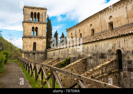 Glockenturm und Strebepfeiler der alten Abtei von San Liberatore a Majella, in den Abruzzen (Italien) Stockfoto