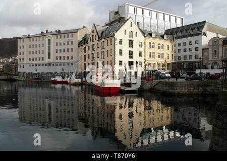 Alesund Norwegen, canal Szene mit Reflexionen der Gebäude in Wasser Stockfoto