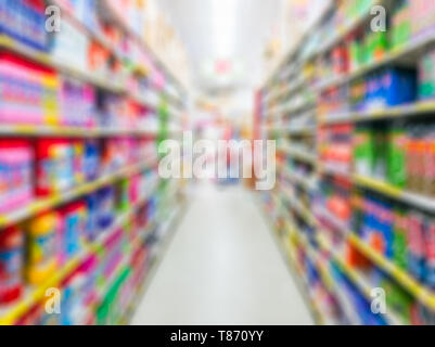 Verschwommenes Bild der Gang Regal bunte Lebensmittel Supermarkt Stockfoto