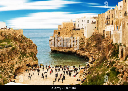 Polignano, Italien, 22. April 2019: Touristen in Lama Monachile auf einen festlichen Tag Stockfoto