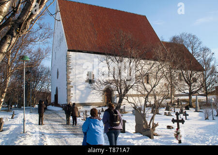 Trondenes Norwegen, Leute, Straße zur mittelalterlichen Kirche aus dem 13. Jahrhundert Stockfoto