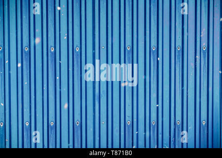 Blaue Fläche container Lager mit schneit für Hintergrund gefüttert Stockfoto