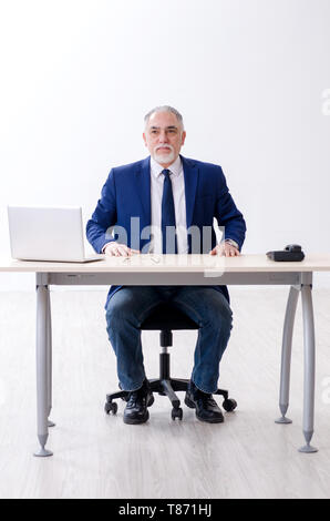 Alter Geschäftsmann Yoga Übungen im Büro Stockfoto