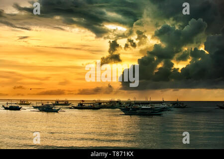 Traditionelle philippinische Boote am Sonnenuntergang. Insel Boracay Stockfoto