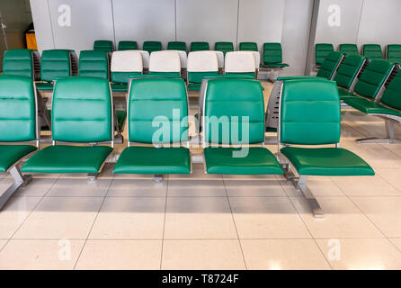 Reihen von Moderne grüne Stühle im Warteraum lounge Stockfoto