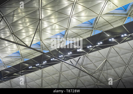 Architektur, modernes Gebäude mit Beleuchtung metallic im Flughafen Stockfoto