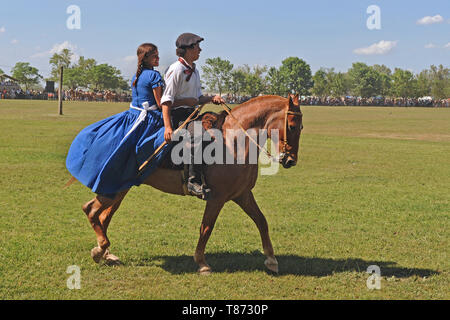 San Antonio de Areco/Argentinien: Gaucho und Mädchen in traditioneller Kleidung Parade an der sehr beliebten traditionellen Fiesta de la Tradicion Stockfoto