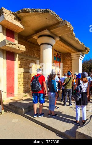 Knossos, Griechenland - 27. April 2019: Leute, Kreta Sehenswürdigkeiten, Ruinen der Minoischen Palast Stockfoto
