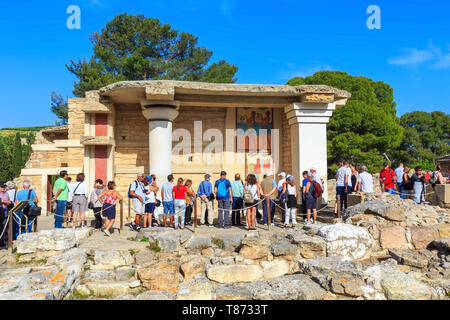 Knossos, Griechenland - 27. April 2019: Leute, Kreta Sehenswürdigkeiten, Ruinen der Minoischen Palast Stockfoto