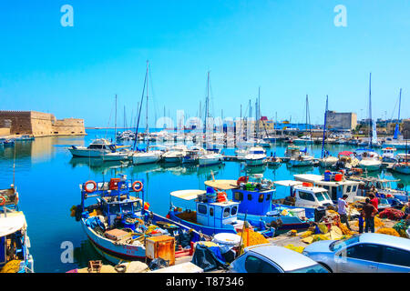 Heraklion, Griechenland - 27. April 2019: Insel Kreta alter Hafen mit Fischerbooten und venezianische Festung Rocca Al Mare Stockfoto