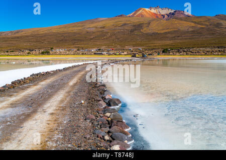 Blick auf den schlafenden Vulkan Tunupa das Dorf Coqueza und die Uyuni Salzsee in Bolivien Stockfoto