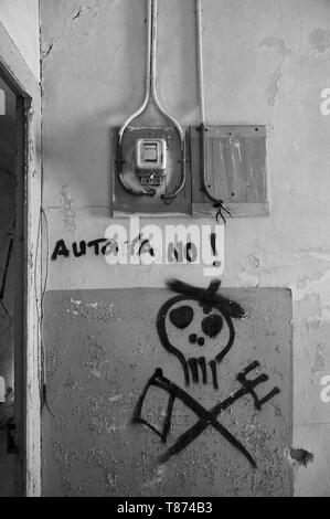 Innenraum der zerstörten Einrichtungen durch Graffiti an der Canfranc International Railway Station (Canfranc, Pyrenäen, Huesca, Aragón, Spanien) B&W Version abgedeckt Stockfoto