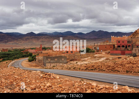 Dades Schlucht ist eine Schlucht des Dades Flusses im Atlasgebirge in Marokko. Dades Schlucht Tiefe von 200 bis 500 Metern. Stockfoto