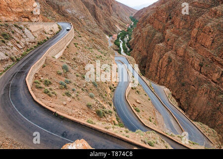 Dades Schlucht ist eine Schlucht des Dades Flusses im Atlasgebirge in Marokko. Dades Schlucht Tiefe von 200 bis 500 Metern. Stockfoto