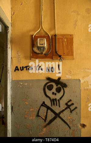 Innenraum der zerstörten Einrichtungen durch Graffiti bedeckt am Canfranc International Railway Station (Canfranc, Pyrenäen, Huesca, Aragón, Spanien) Stockfoto