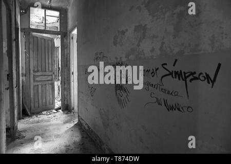 Innenraum der zerstörten Einrichtungen durch Graffiti an der Canfranc International Railway Station (Canfranc, Pyrenäen, Huesca, Aragón, Spanien) B&W Version abgedeckt Stockfoto