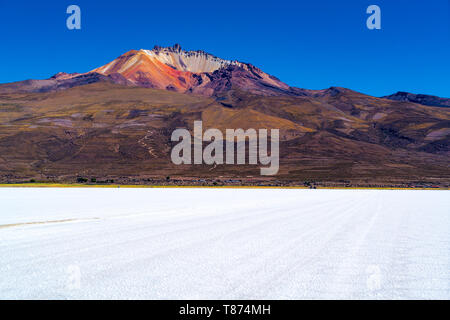 Der Salar de Uyuni Vulkan Tunupa und das Dorf Coqueza in Bolivien Stockfoto