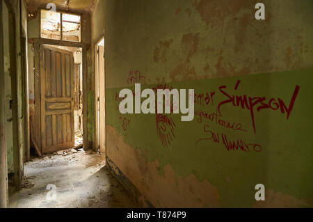 Innenraum der zerstörten Einrichtungen durch Graffiti bedeckt am Canfranc International Railway Station (Canfranc, Pyrenäen, Huesca, Aragón, Spanien) Stockfoto