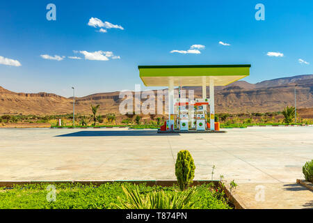 Green Gas Station in ariden Gebieten, in der Wüste, vor dem Hintergrund des Atlasgebirges in Marokko. Stockfoto