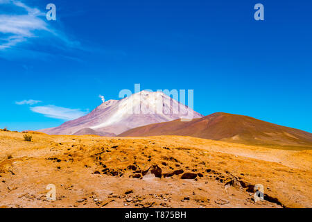 Natürliche Landschaft des aktiven Vulkan ollague an der Grenze zu Bolivien und Chile mit dem Rauch aus dem Krater Stockfoto