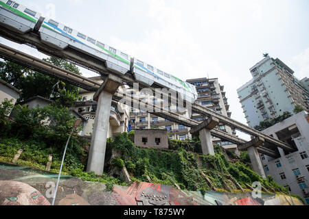 Chongqing, China - Mai, 21,2018: Der Zug durch das Gebäude, dieser Ort ist der Tourismus in Chongqing, China. Stockfoto