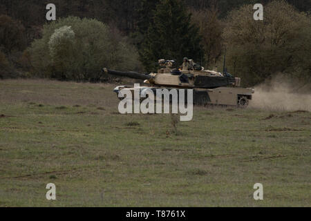 Soldaten aus dem 2. Battalion, 34th Armored Regiment, 1st Armored Brigade Combat Team, 1.Infanterie Division in Fort Riley, Kansas, Umzug in eine defensive Position für übung Allied Geist X in Hohenfels, Deutschland, April 7, 2019. Übung Allied Geist X umfasst rund 5.600 Teilnehmer aus 15 Nationen, 30 März - 17. April 2019, bei der 7th Army Training Befehl Hohenfels Training Bereich im südöstlichen Deutschland. Allied Geist ist ein US-Army Europe, 7th Army Training Befehl durchgeführte multinationale Übung Serie entwickelt, um die NATO und wichtiger Partner interopera zu entwickeln und zu verbessern. Stockfoto