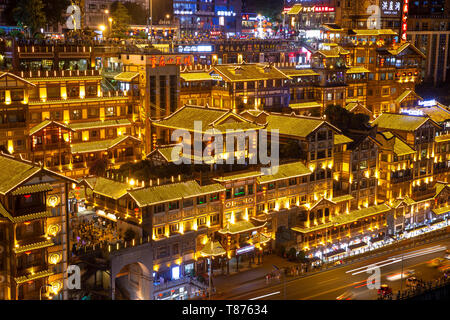 Chongqing, China - Mai, 20,2018: chongqing hongyadong ist der berühmte Platz in der Stadt, eine Menge Völker kommen hier aus anderen Städten. Stockfoto