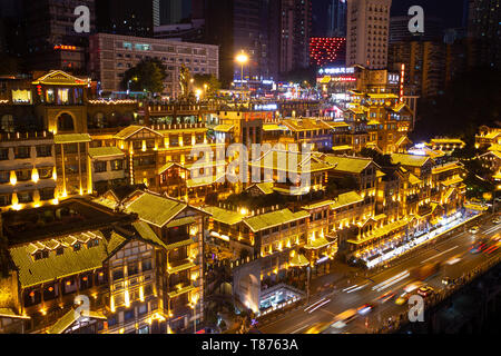 Chongqing, China - Mai, 20,2018: chongqing hongyadong ist der berühmte Platz in der Stadt, eine Menge Völker kommen hier aus anderen Städten. Stockfoto