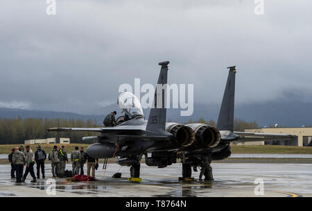 Ein US Air Force F-15 Strike Eagle an der 85 Test und Bewertung Geschwader von der Nellis Air Force Base, Nevada zugeordnet, kommt als Teil der Übung nördlichen Rand 19, 8. Mai 2019 auf gemeinsame Basis Elmendorf-Richardson, Alaska. Mit den Teilnehmern und Vermögenswerte aus der U.S. Air Force, Marine Corps, Navy, nördlichen Rand ist Premier Alaska's joint-Training darauf ausgerichtet, den Betrieb und verbesserte Interoperabilität zwischen den Dienstleistungen zu üben. (U.S. Air Force Foto von Master Sgt. Nathan Lipscomb) Stockfoto