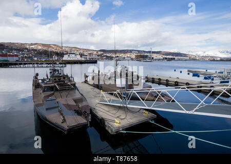 Us-Marines mit 1 Platoon, 1 Reconnaissance Bataillon, 1st Marine Division, Marines mit 1 Platoon, Force Reconnaissance Unternehmen, 2. Marine Division, und die norwegische Küste Ranger Commando (Kjk) in CB 90 teilnehmen - Klasse schnell Angriff Handwerk Bohrer während der Übung Platin Ren am Fort Trondennes, Harstad, Norwegen, 9. Mai 2019. Die CB 90 ist ein 500 PS-Klasse der schnellen militärischen Angriff Craft, die extrem scharfen Kurven bei hoher Geschwindigkeit ausführen können und die von der Höchstgeschwindigkeit zu einem vollständigen Stopp in 2.5 Boot Längen, die Boote, die in unmittelbarer Nähe zueinander betrieben verlangsamen. Übung Pl Stockfoto
