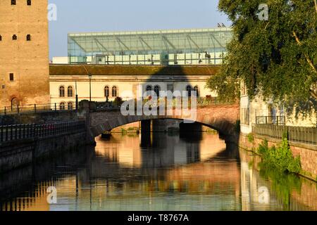 Frankreich, Bas Rhin, Straßburg, Altstadt zum Weltkulturerbe der UNESCO, Petite France, der überdachten Brücken über den Fluss krank und das Musée d'Art Moderne et Contemporain de Strasbourg auch genannt MAMCS (Museum für Moderne und Zeitgenössische Kunst in Straßburg) vom Architekten Adrien Fainsilber Stockfoto