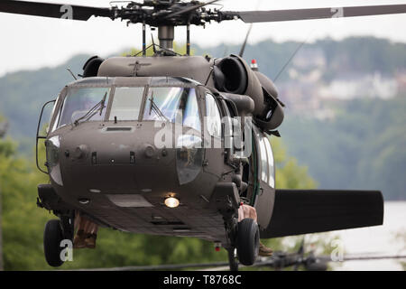 Ein U.S. Army UH-60 Blackhawk Hubschrauber, an Charlie Firma zugewiesen, 185 Assault Helicopter Bataillon, zieht aus der Landezone (LZ) im Krieg Hill Park, Taipei, Ga., 8. Mai 2019. Die jährliche Veranstaltung, die von der fünften Ranger Training Bataillon gehostet, gibt Förster eine Gelegenheit in Wasser Anlandungen tüchtig zu werden, während die lokalen Gemeinschaft eine Chance die Förster Zug in die Lake Lanier Bereich zu sehen. (U.S. Armee finden Foto: Staff Sgt. Austin Berner) Stockfoto
