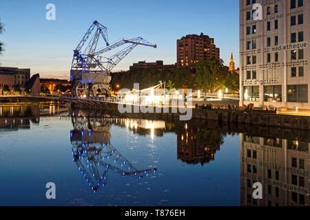 Frankreich, Bas Rhin, Straßburg, Entwicklung von Port du Rhin (Hafen der Rhein) und Umstellung der Wellenbrecher des Bassin d'Austerlitz, La Cite de la Musique (Kulturzentrum für Tanz und Musik), Andre Malraux Multimedia Bibliothek und im Hintergrund die Kathedrale von Notre Dame Stockfoto