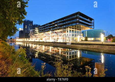 Frankreich, Bas Rhin, Straßburg, Entwicklung von Port du Rhin (rheinhafen) und Umstellung der Wellenbrecher des Bassin d'Austerlitz, die Sanierung des Seegmuller Lager in Büros, Geschäfte und Unterkünfte, die von der Agentur Heintz-Kehr Architekten und UGC Cine Cite Kinokomplex Stockfoto