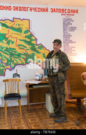 Chojniki, Belarus, April 26, 2019: Leitfaden, der Unfall von Tschernobyl Geschichte 1986 im Museum von Belarus Sperrzone von Tschernobyl. Stockfoto