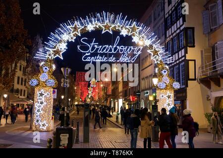 Frankreich, Bas Rhin, Straßburg, Altstadt als Weltkulturerbe von der UNESCO, der große Bogen &#x201c; Straßburg, der Hauptstadt von Weihnachten &#x201d; am Eingang der Straße von dem alten Fischmarkt entfernt Stockfoto