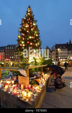 Frankreich, Bas Rhin, Straßburg, Altstadt als Weltkulturerbe von der UNESCO, der große Weihnachtsbaum auf Place Kleber, Kerzen in Gedenken an die Opfer des Anschlags vom 11. Dezember 2018 auf dem Weihnachtsmarkt in Straßburg Stockfoto