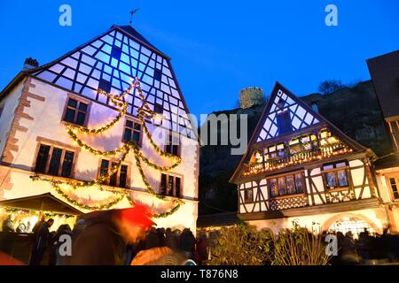 Frankreich, Haut Rhin, Alsace Wein Straße, Kaysersberg, Weihnachtsmarkt, die der Burg im Hintergrund halten Stockfoto