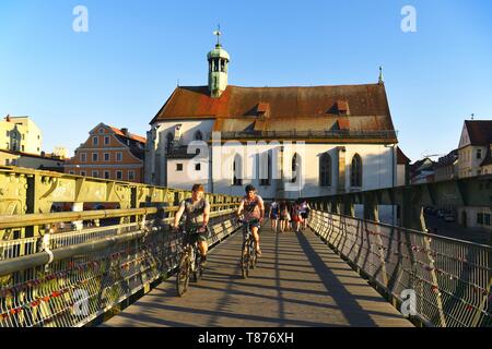 Deutschland, Bayern, Oberpfalz, Regensburg, historischen Zentrum als Weltkulturerbe von der UNESCO, Donau und St. Oswald Kirche Stockfoto