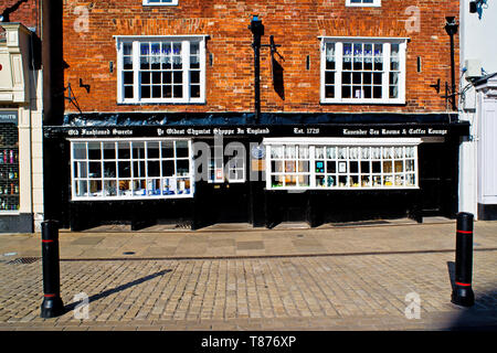 Älteste Apotheke in England, Marktplatz, Knaresborough, England Stockfoto