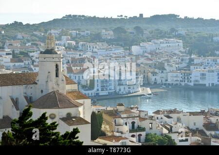 Spanien, Katalonien, Costa Brava, Provinz Girona, Cadaques, die Santa Maria Kirche überragt das Dorf Stockfoto