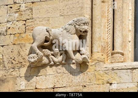 Spanien, Katalonien, die Katalanischen Pyrenäen, Garrotxa, Besalu, der mittelalterlichen Stadt Besalu, römische Kirche von Sant Pere aus dem 11. Jahrhundert Teil eines mittelalterlichen Benediktinerkloster. Stockfoto