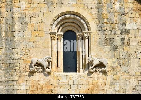 Spanien, Katalonien, die Katalanischen Pyrenäen, Garrotxa, Besalu, der mittelalterlichen Stadt Besalu, römische Kirche von Sant Pere aus dem 11. Jahrhundert Teil eines mittelalterlichen Benediktinerkloster. Stockfoto