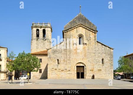 Spanien, Katalonien, die Katalanischen Pyrenäen, Garrotxa, Besalu, der mittelalterlichen Stadt Besalu, römische Kirche von Sant Pere aus dem 11. Jahrhundert Teil eines mittelalterlichen Benediktinerkloster. Stockfoto