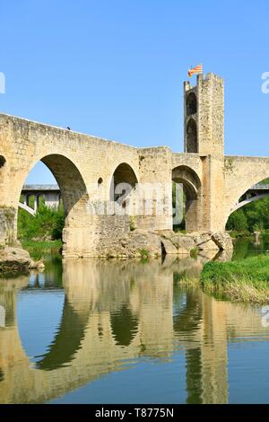 Spanien, Katalonien, die Katalanischen Pyrenäen, Garrotxa, Besalu, der mittelalterlichen Stadt Besalu, Pont Vell (Alte Brücke), befestigte Brücke des 12. Jahrhunderts über Fluvia Fluss Stockfoto