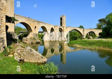 Spanien, Katalonien, die Katalanischen Pyrenäen, Garrotxa, Besalu, der mittelalterlichen Stadt Besalu, Pont Vell (Alte Brücke), befestigte Brücke des 12. Jahrhunderts über Fluvia Fluss Stockfoto