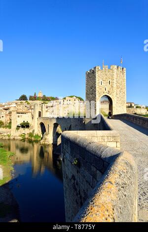 Spanien, Katalonien, die Katalanischen Pyrenäen, Garrotxa, Besalu, der mittelalterlichen Stadt Besalu, Pont Vell (Alte Brücke), befestigte Brücke des 12. Jahrhunderts über Fluvia Fluss Stockfoto