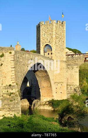 Spanien, Katalonien, die Katalanischen Pyrenäen, Garrotxa, Besalu, der mittelalterlichen Stadt Besalu, Pont Vell (Alte Brücke), befestigte Brücke des 12. Jahrhunderts über Fluvia Fluss Stockfoto