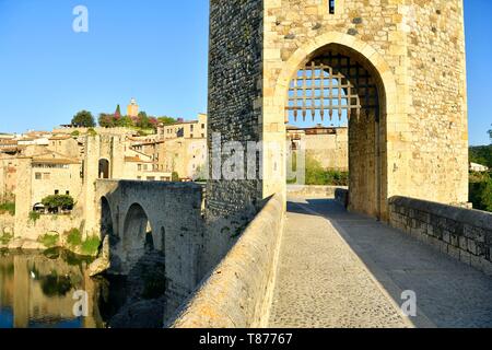 Spanien, Katalonien, die Katalanischen Pyrenäen, Garrotxa, Besalu, der mittelalterlichen Stadt Besalu, Pont Vell (Alte Brücke), befestigte Brücke des 12. Jahrhunderts über Fluvia Fluss Stockfoto