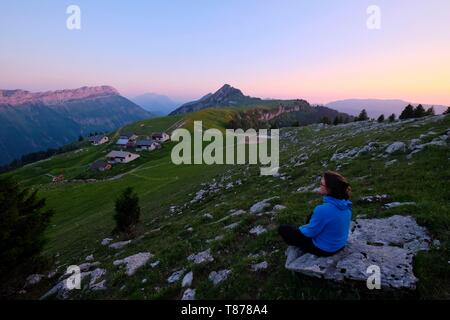 Frankreich, Haute Savoie, Entremont, Sonnenuntergang auf dem Auges chalets Stockfoto